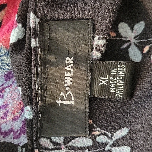 B Wear Woman's Sleeveless Black & Pink Floral V- Neck Ruffle Top, Size: XL - Picture 6 of 6